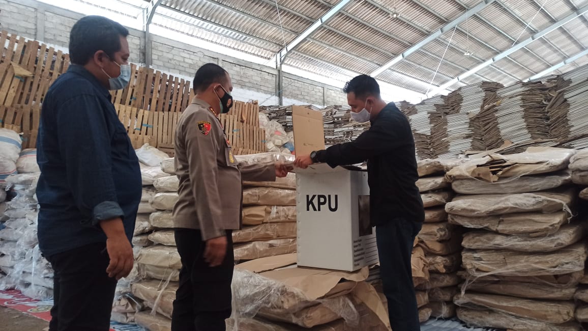 Kapolresta Banyuwangi, Kombespol Arman Asmara Syarifuddin mengecek kotak suara di gudang logistik KPU bersama komisioner KPU Banyuwangi (foto: Muh Hujaini/Ngopibareng.id) 