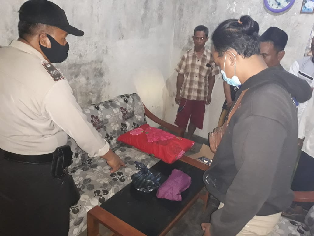 Petugas Polsek Kalipuro mengecek lokasi ditemukannya janin (foto : Istimewa)