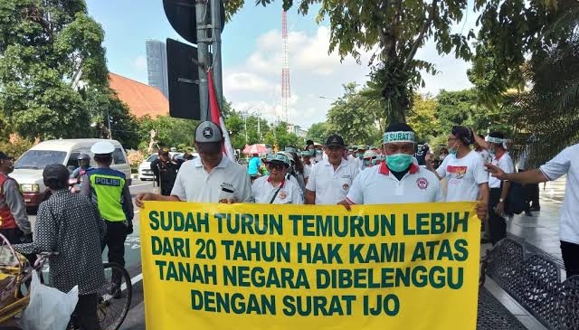 Warga Surabaya yang menuntut pelepasan Surat Ijo. (Foto: Istimewa)