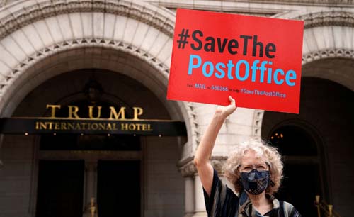 Ilustrasi Tulisan Ada Apa dengan Amerika, seorang perempuan menggelar aksi  untuk mendukung diakuinya surat suara pemilihan presiden lewat kantor pos, di depan hotel milik Donald Trump di  Washington DC. (Foto:TheTelegraph)