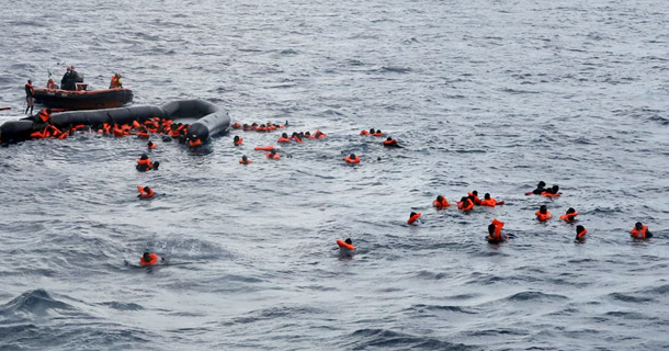 Proses penyelamatan imigran yang menjadi korban kapal tenggelam di Pantai Khums, Libya. (Foto: VOA)