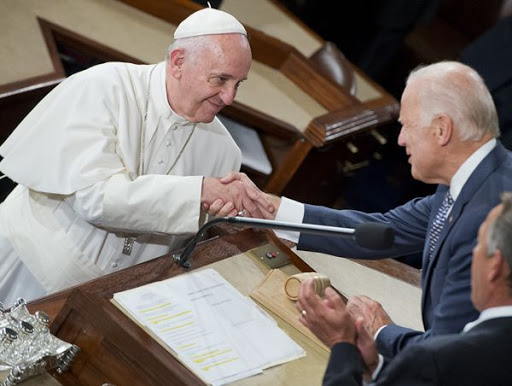 Foto kenangan Paus Fransiskus bersama Joe Biden saat ia menjabat sebagai Wakil Presiden Amerika Serikat, saat berpasangan dengan Barack Obama. (Foto: Istimewa)