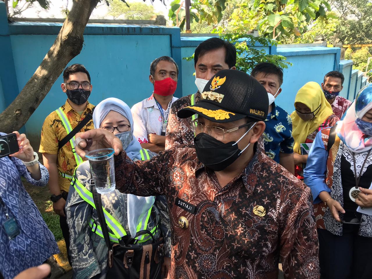 Wali Kota Malang, Sutiaji saat menunjukkan sampel air di Sumber Air Wendit (Foto: Lalu Theo/ngopibareng.id)