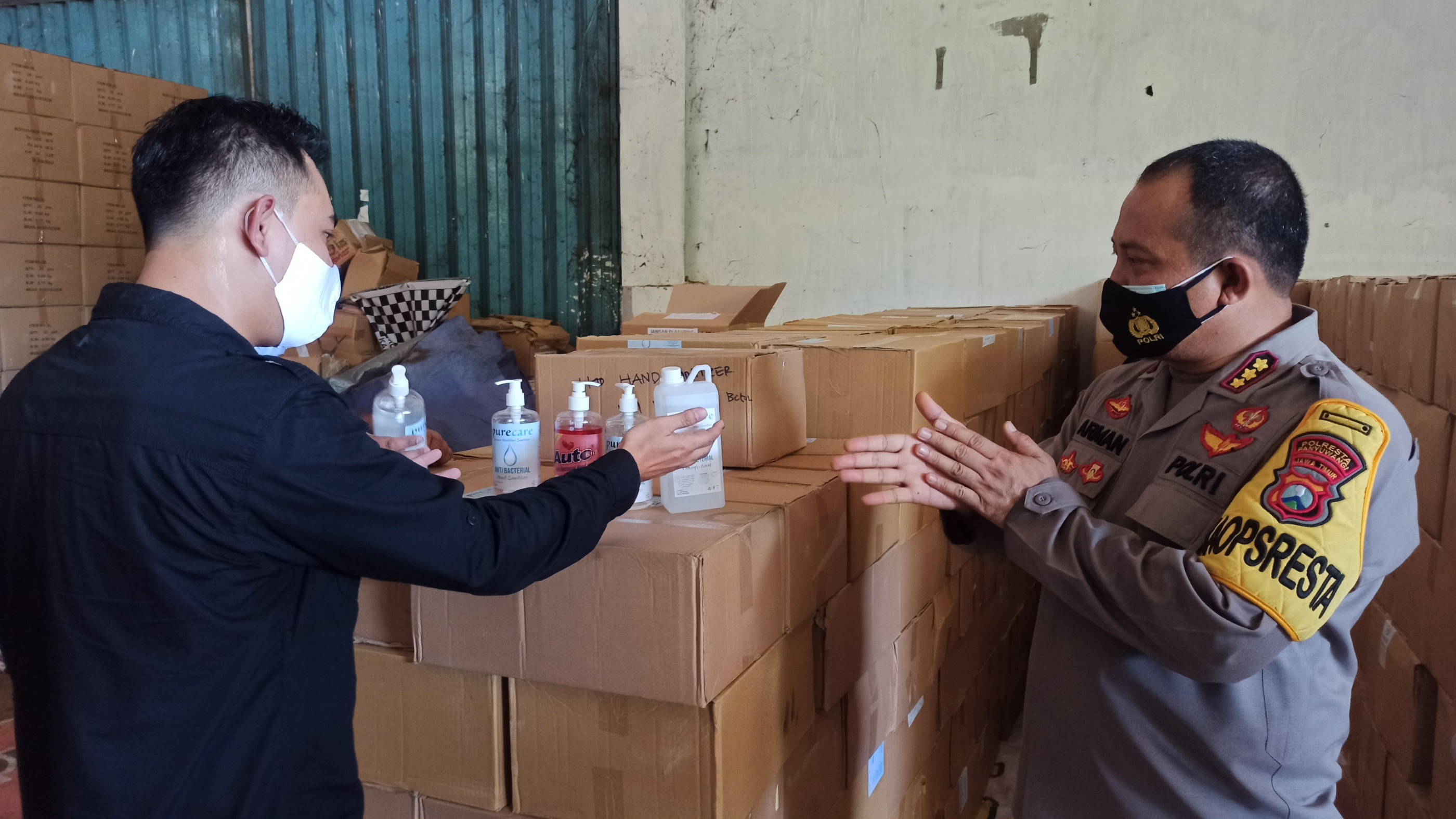Ari Mustofa bersama Kapolresta Banyuwangi Kombespol Arman Asmara Syarifuddin mengecek alat pendukung protokol kesehatan di gudang logistik KPU Banyuwangi (Foto: Muh Hujaini/Ngopibareng.id)