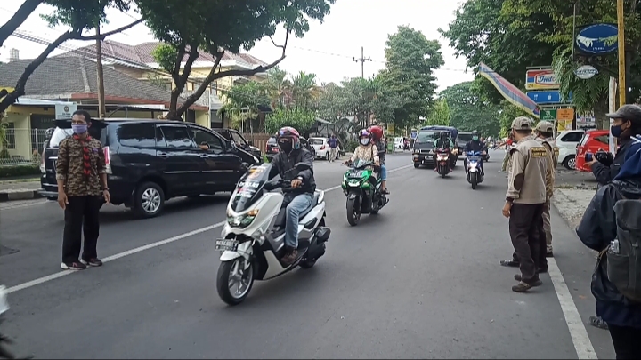 Operasi yustisi penegakan disiplin penggunaan masker di Jalan Raya Dieng, Sukun, Kota Malang (Foto: Lalu Theo/Ngopibareng.id)