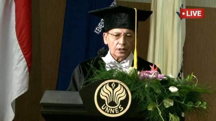 Habib Luthfi bin Yahya saat menerima Anugerah Doktor Honoris Causa (HC) dari Universitas Negeri Semarang (UNNES). (Foto: Istimewa)