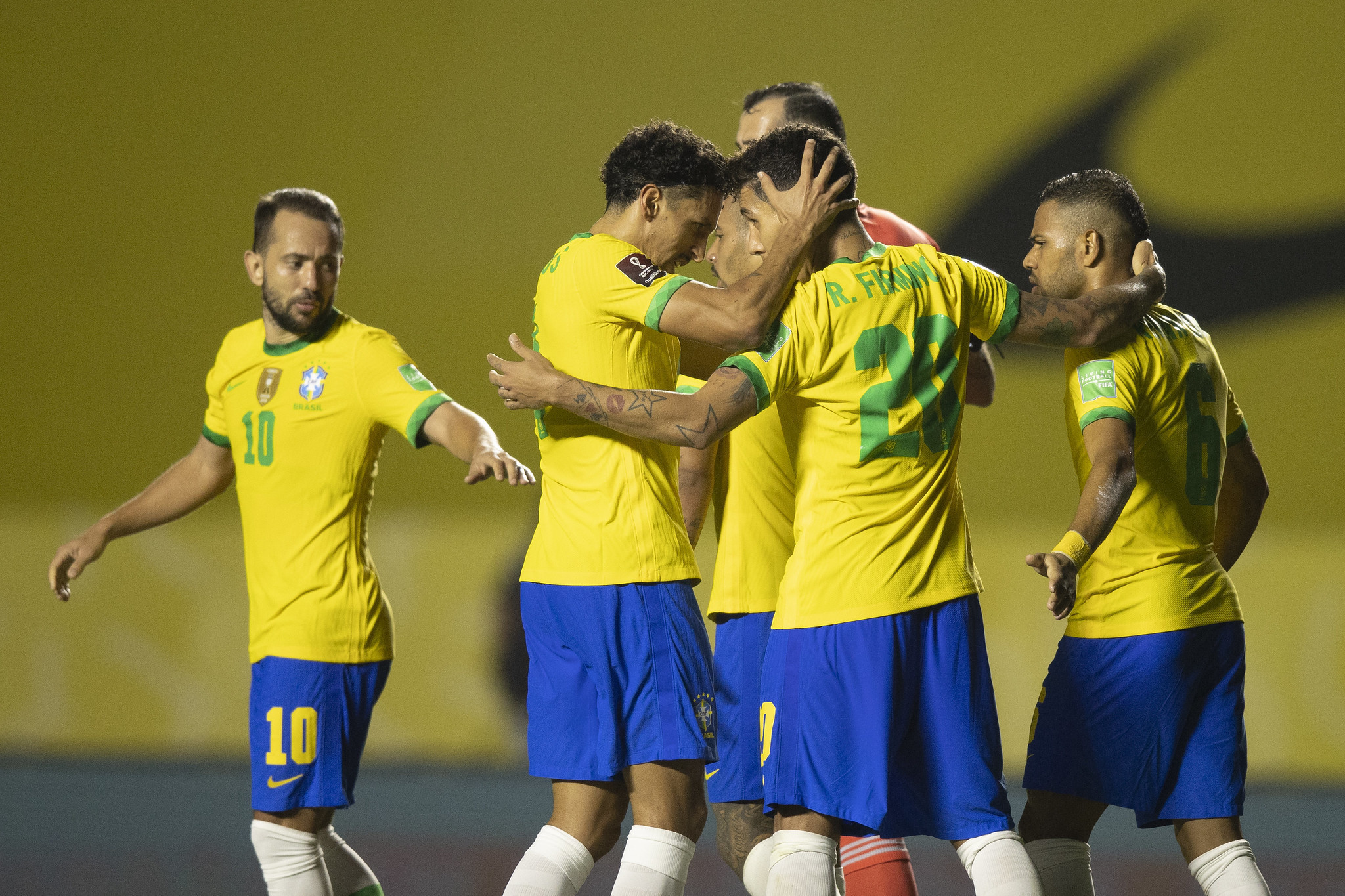 Pemain Brasil merayakan gol Roberto Firmino. (Foto: Twitter/@CBF_Futeboll) 