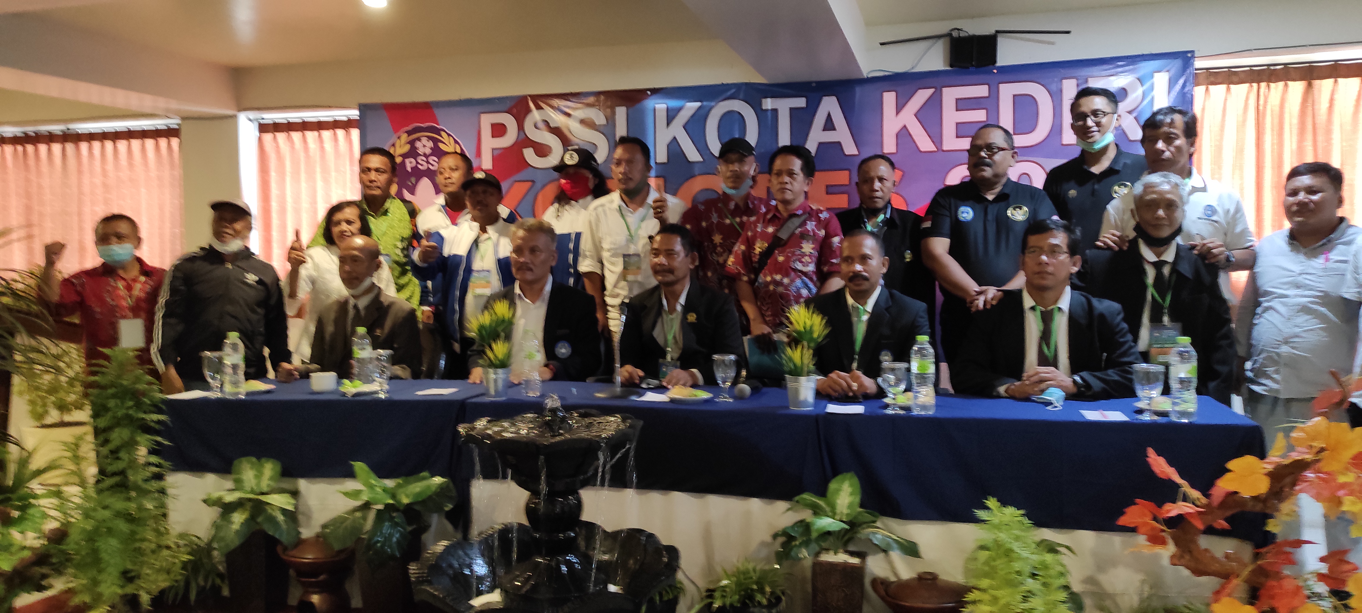 Pengurus dan peserta kongres PSSI Kota Kediri 2020 berforo bersama. (Foto: Fendhy Plesmanai/Ngopibareng.id)