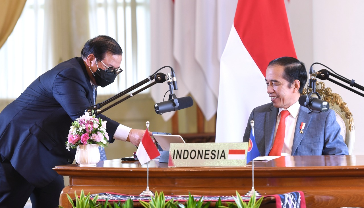Presiden Joko Widodo (Jokowi) menyampaikan pandangan perlunya ketahanan kesehatan di KTT ke-23 ASEAN Plus Three (APT) secara virtual dari Istana Kepresidenan Bogor. (Foto: Setpres)