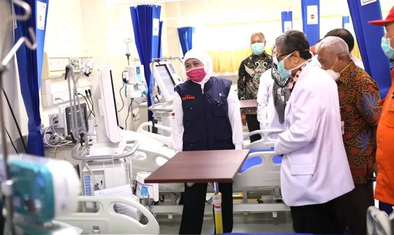 Gubernur Jatim, Khofifah Indar Parawansa saat meninjau fasilitas rumah sakit darurat. (Foto: Dok Pemprov Jatim)
