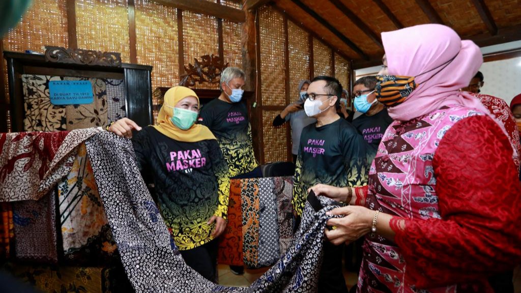 Gubernur Jawa Timur Khofifah Indar Parawansa melihat UMKM batik didampingi Bupati Banyuwangi, Abdullah Azwar Anas. (Foto: Istimewa)