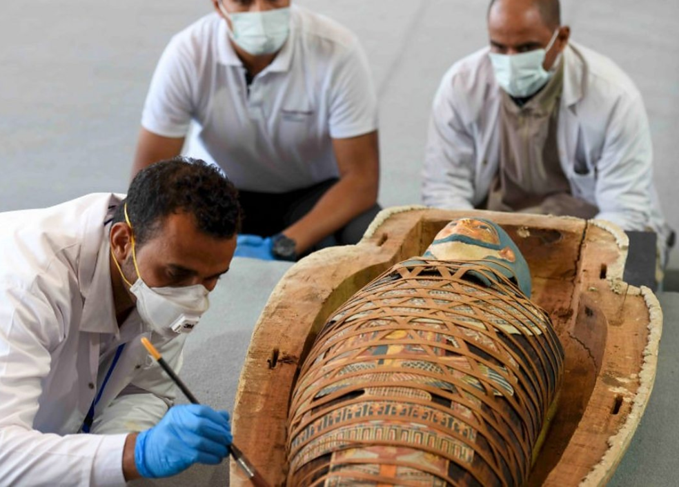 Peti mati berisi mumi yang dipamerkan di Mesir. (BBC)