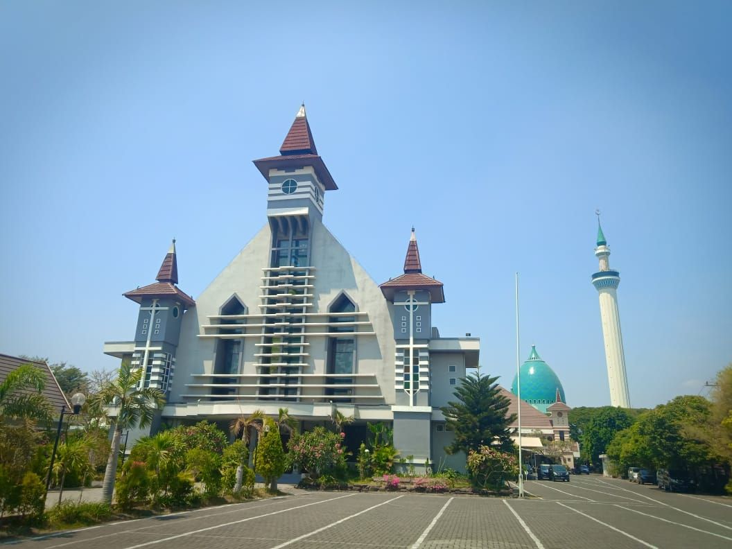 Masjid Al-Akbar Surabaya berdekatan dengan suatu gereja. (Foto: Istimewa)