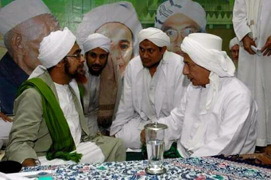 Habib Umar bin Hafidz dan Habib Luthfi bin Yahya bersama para habaib lainnya. (Foto: kanzus shalawat)