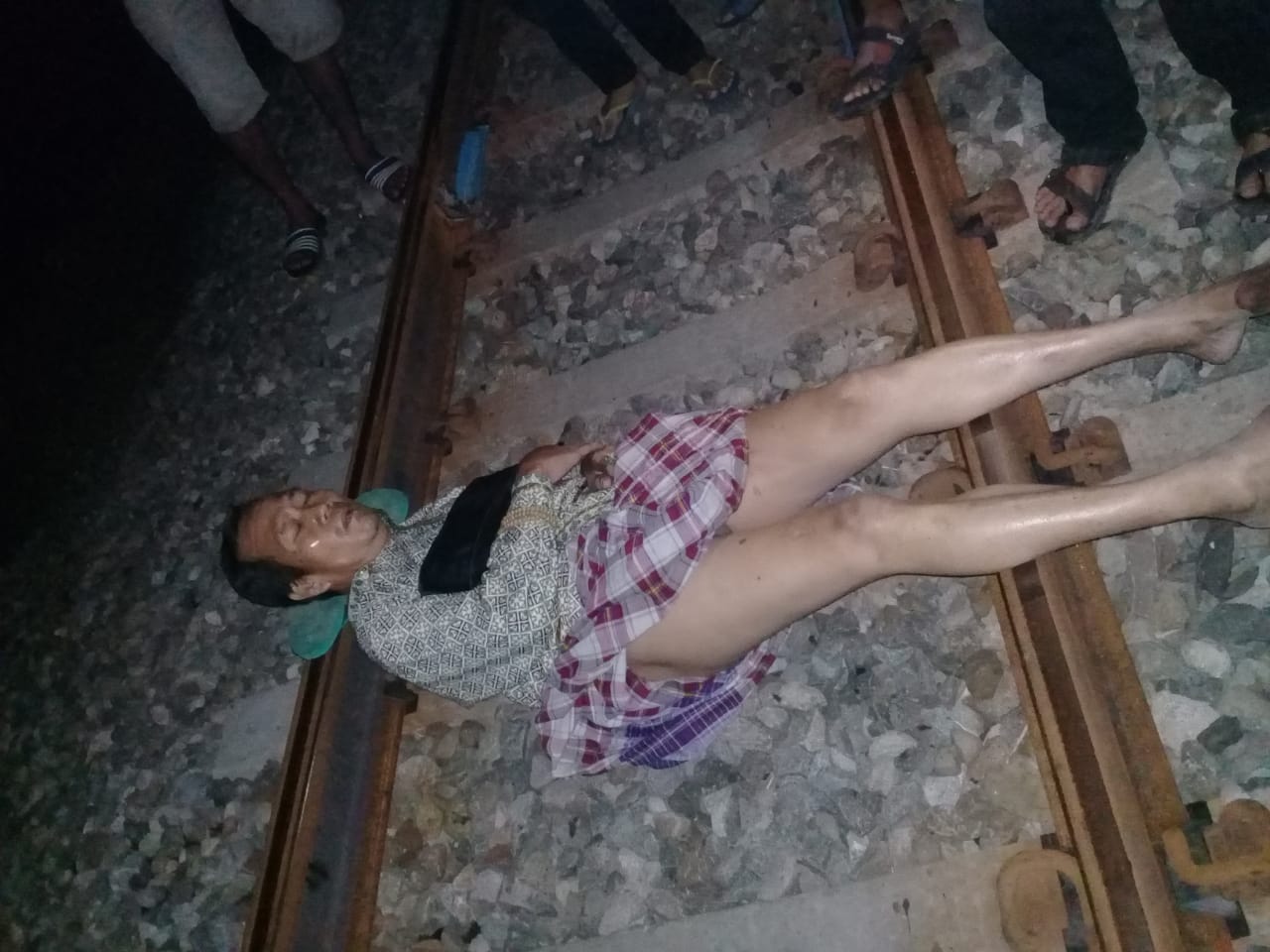 Pria paruhbaya ditemukan tidur terlentang di rel kereta api. (Foto: Istimewa)