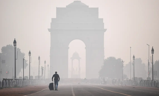 Kabut asap terlihat di sepanjang jalan Rajpath dekat Gerbang India, setelah perayaan Diwali, festival cahaya di New Delhi, pada Minggu 15 November 2020. (Foto: Sajjad HUSSAIN/AFP)