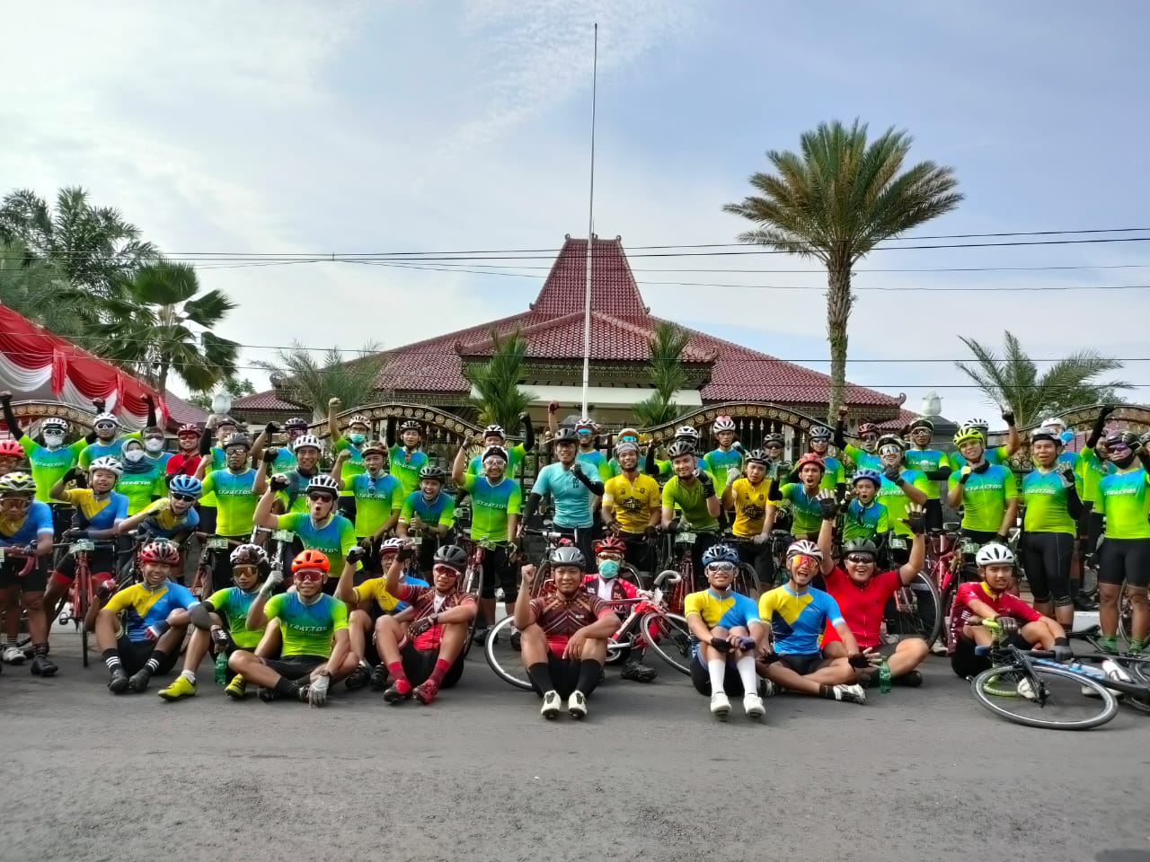 Sebanyak 75 cyclist SCC bersilahturahmi dan gowes bareng ke Cemoro Sewu Madiun. (Foto: Istimewa)