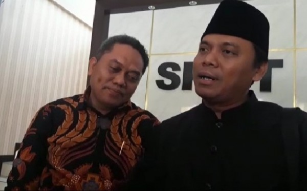 Gus Nur bersama pengacaranya usai sidang di Pengadilan Negeri Surabaya, (Foto: Faiq Azmi/Ngopibareng.id)