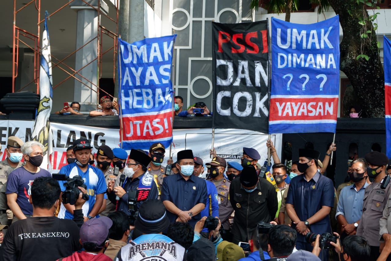 Wali Kota Malang, Sutiaji saat menemui massa aksi di Depan Gedung DPRD Kota Malang (Foto: Lalu Theo/ngopibareng.id)
