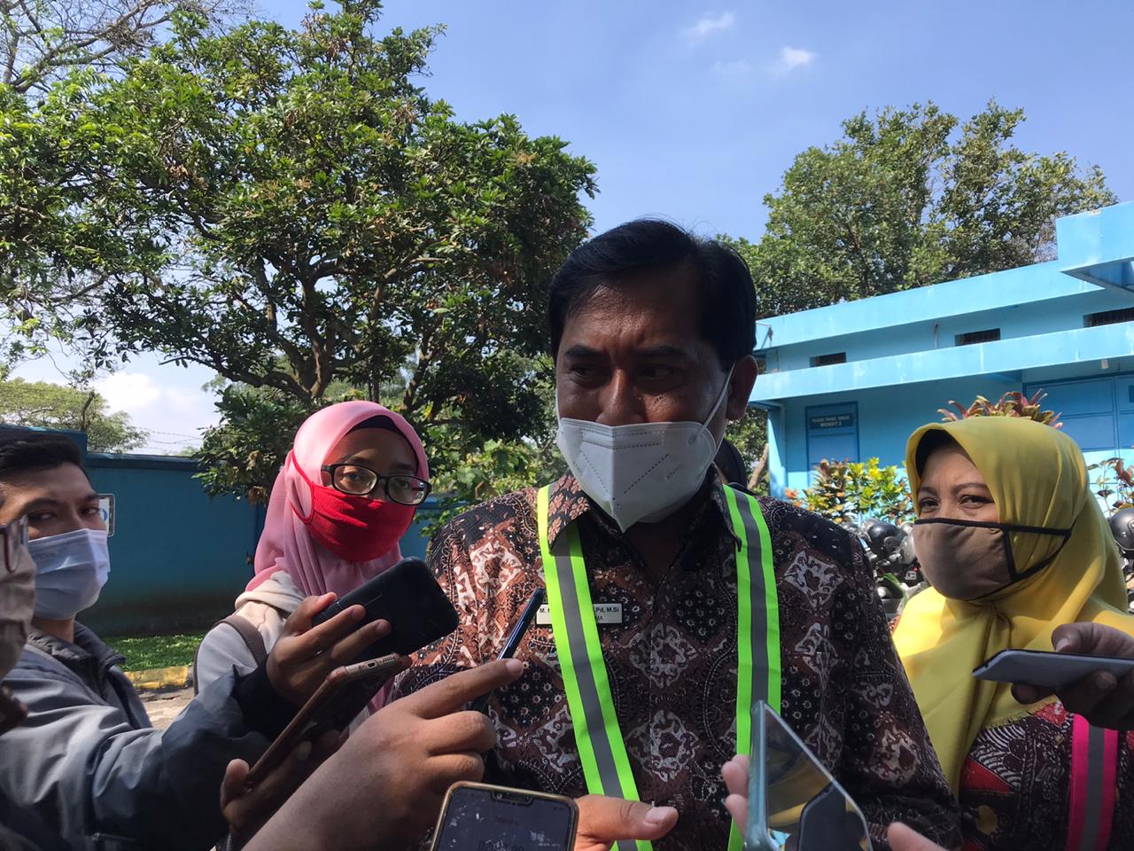 Direktur Utama PDAM Kota Malang, Nor Muhlas saat memberikan pernyataan terkait tercemarnya air PDAM oleh tumpahan solar (Foto: Lalu Theo/ngopibareng.id)