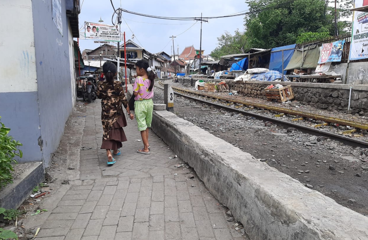 Rumah warga Dupak Magersari yang berhadapan langsung dengan rel kereta yang masih aktif. (Foto: Pita Sari/Ngopibareng.id)
