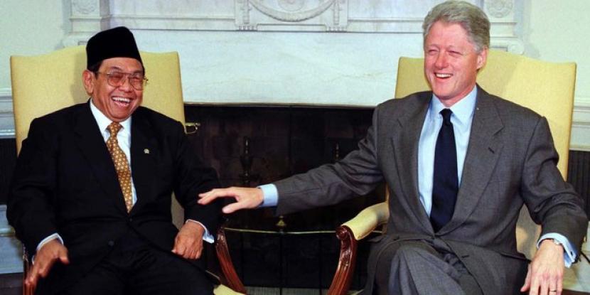 Presiden KH Abdurrahman Wahid bersama Presiden AS Bill Clinton, ketawa riang. (Foto: gusdurian)