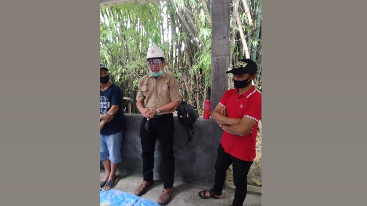 Tim Doktor Mengabdi Universitas Brawijaya saat memberikan pelatihan kepada warga Kampung Sanan terkait pengolahan limbah kotoran sapi dan tempe. (Foto: Istimewa)