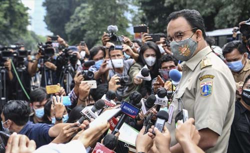 Gubernur DKI Jakarta Anies Baswedan memberikan keterangan kepada wartawan saat tiba di Mapolda Metro Jaya, Jakarta, Selasa pagi. (Foto:Antara/Hafidz Mubarak)