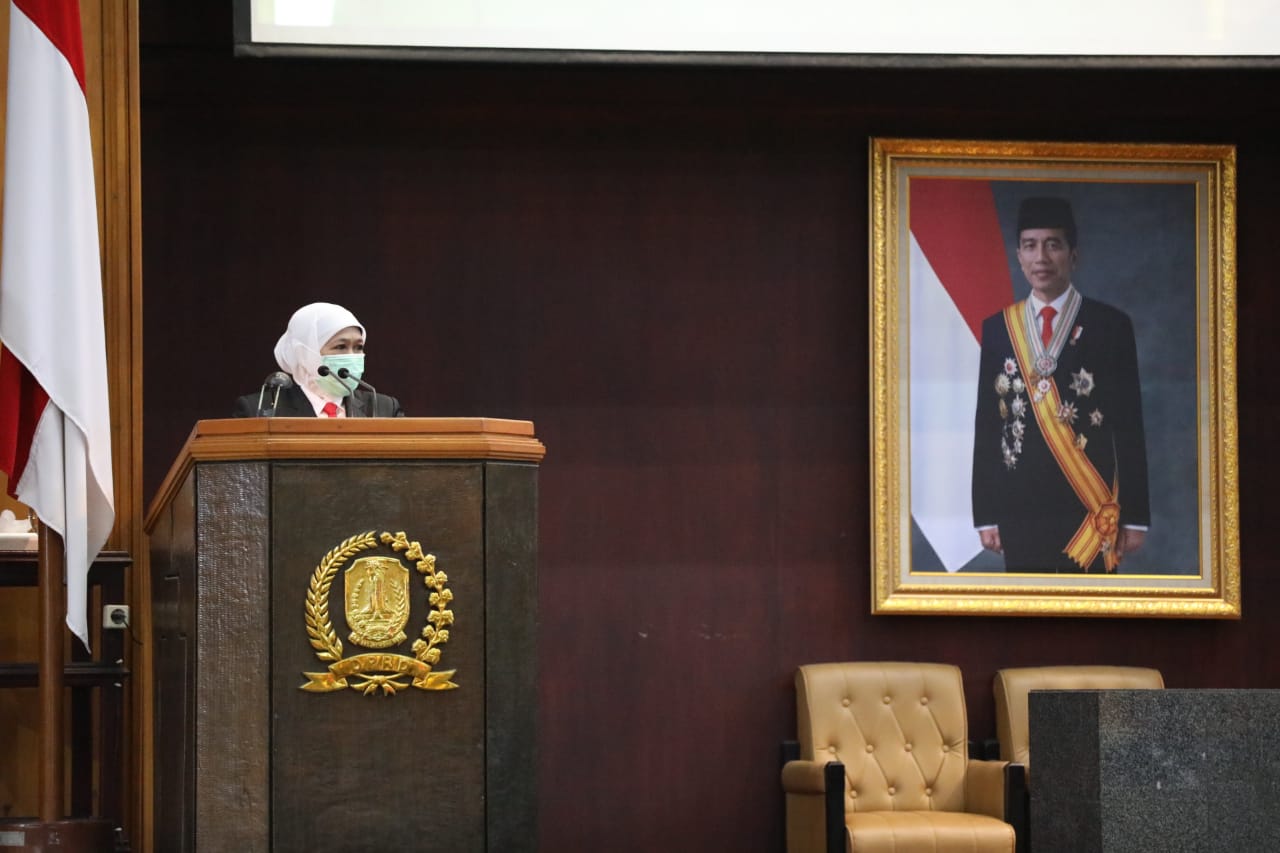 Gubernur Jawa Timur Khofifah Indar Parawansa ketika mengikuti rapat paripurna. (Foto: Humpro Jatimprov)