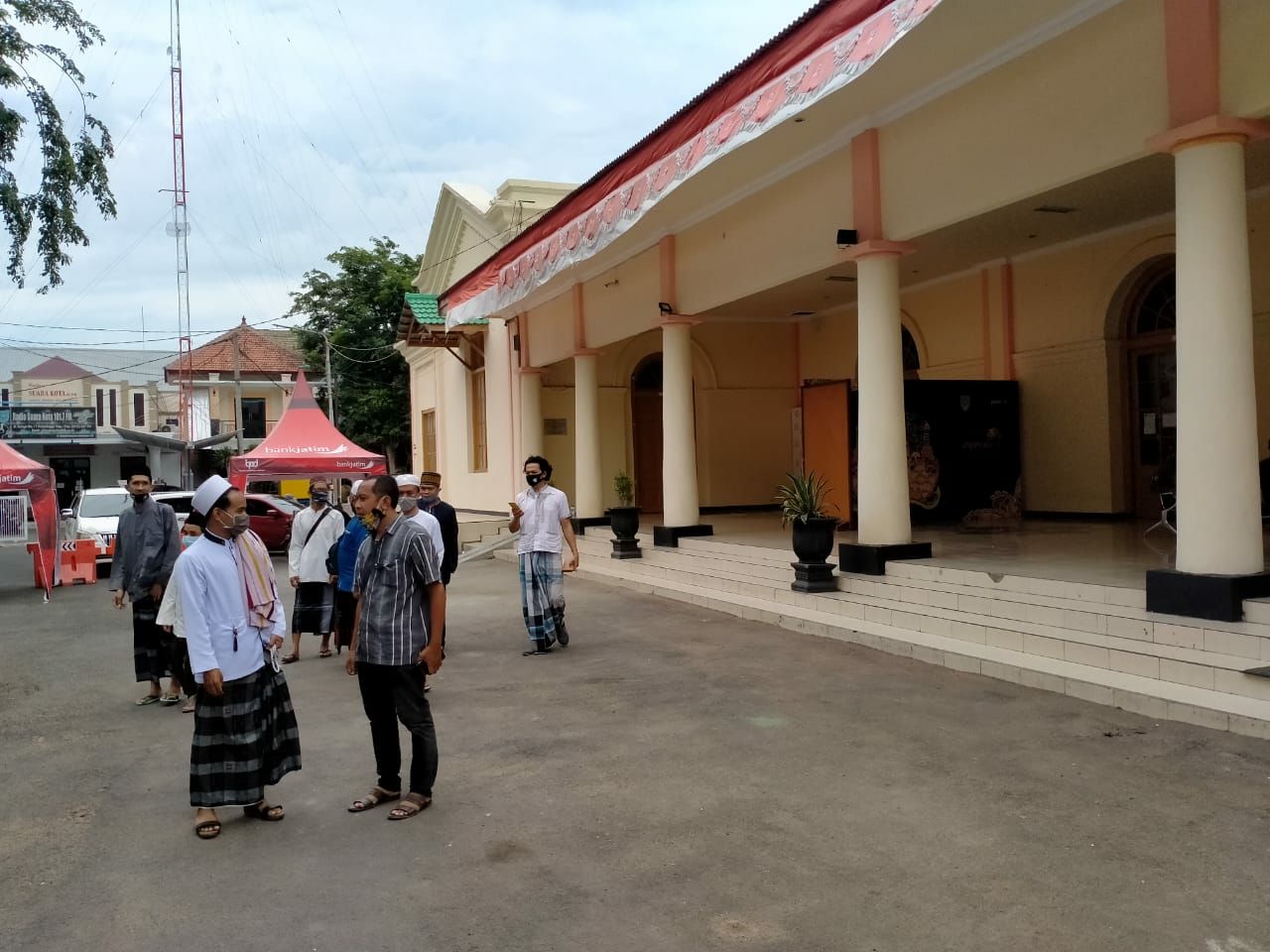 Sejumlah pengunjung tampak di Museum Rasulullah di Jalan Suroyo, Kota Probolinggo, Selasa. (fofo: Ikhsan Mahmudi/Ngopibareng.id)