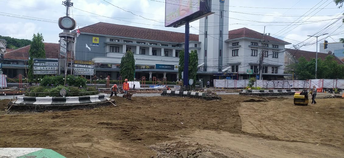Proyek pembangunan kawasan Kayutangan Heritage di Jalan Basuki Rachmad, Kota Malang (Foto: Lalu Theo/ngopibareng.id)