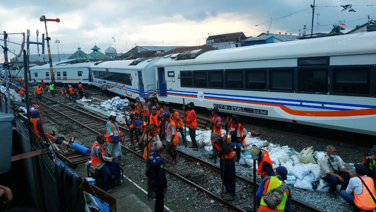 Petugas dari PT.KAI saat mengevakuasi gerbong kereta yang anjlok di Stasiun Kota Lama Malang (Foto: istimewa)
