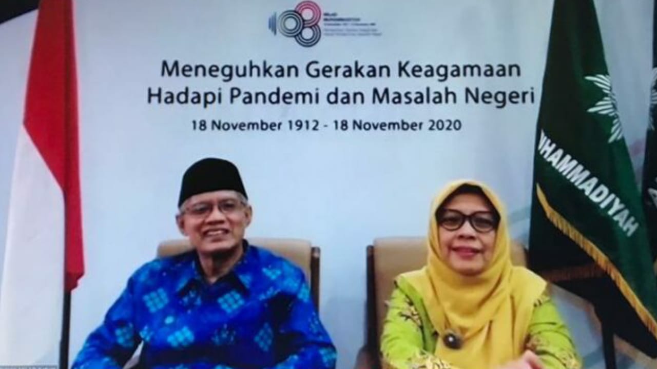 Ketua Umum Pimpinan Pusat Muhammadiyah Haedar Nashir bersama istrinya yang Ketua Umum PP Aisyiyah Siti Djohantini Nurjannah. (Foto: Istimewa)
