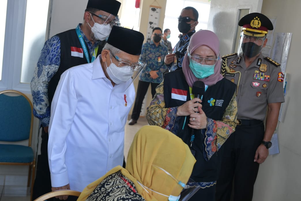 Wapres KH Ma'ruf Amin meninjau simulasi vaksinasi di Puskesmas Cikarang, Bekasi. (Foto: Setwapres)