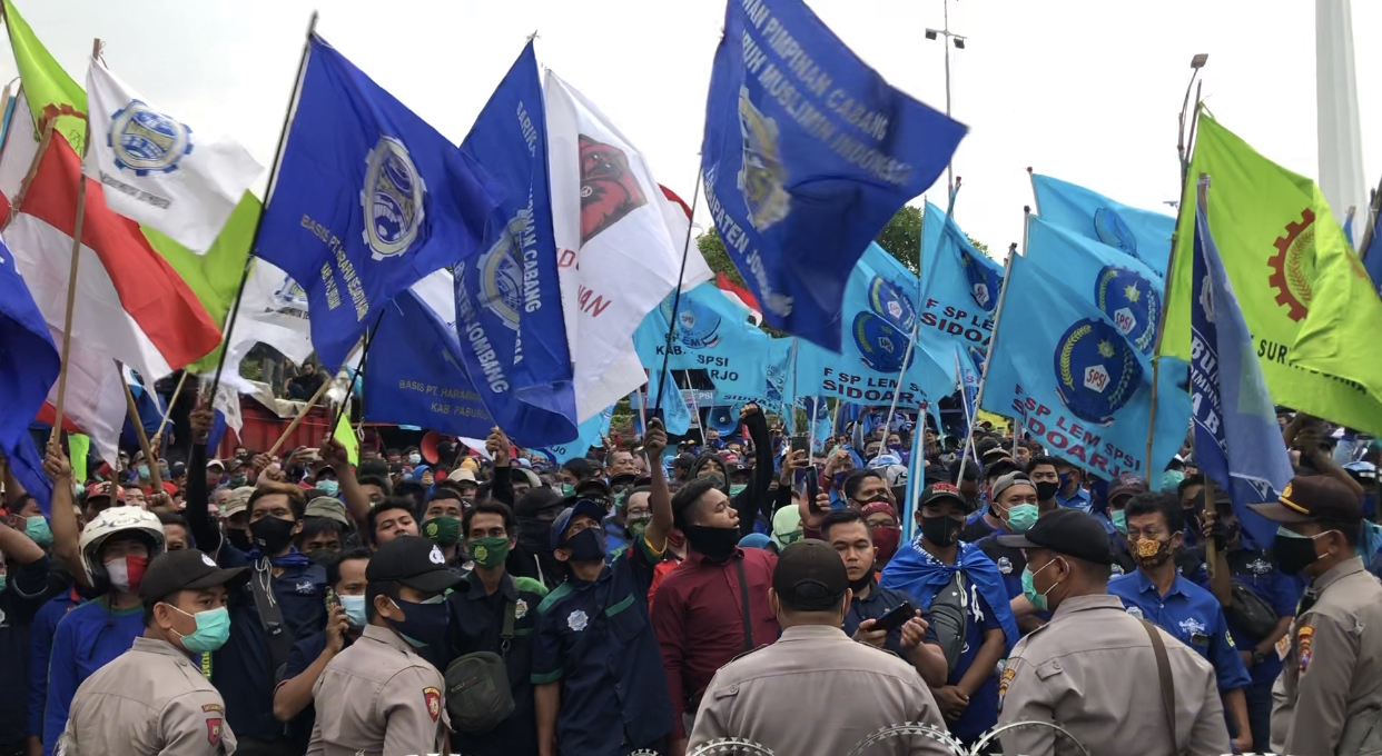 Massa buruh ketika mendatangi Kantor Gubernur Jatim (Foto: Andhi Dwi/Ngopibareng.id)