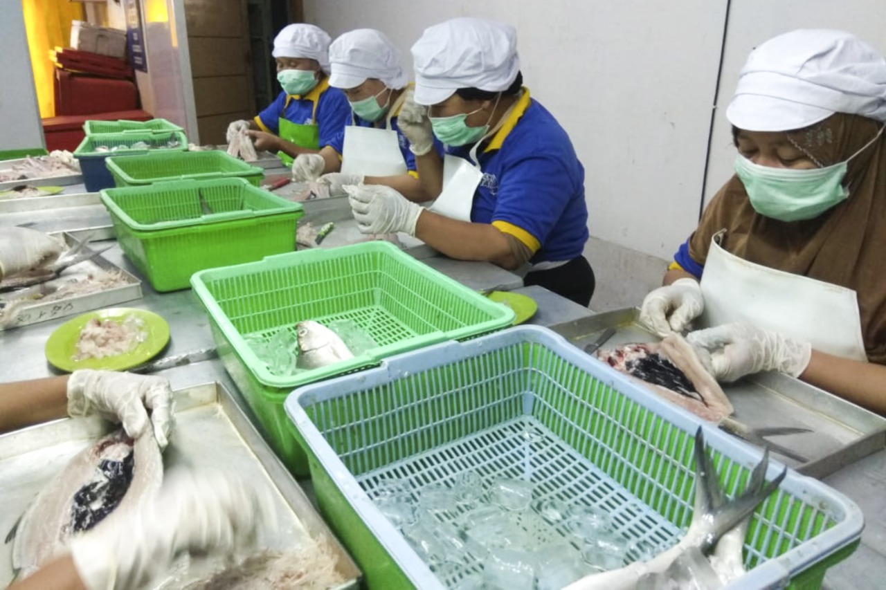 Proses pemisahan duri ikan bandeng oleh pekerja yang merupakan ibu-i sekitar rumah produksi Bandeng Mentari. (Foto: Dok. SIG)