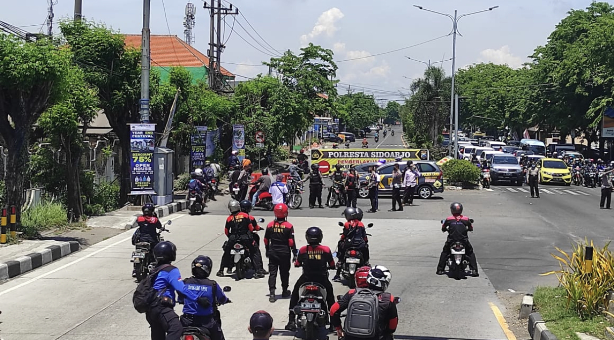 Buruh dari Pasuruan yang sempat dihentikan aparat kepolisian ketika akan memasuki Sidoarjo (Foto: Istimewa)