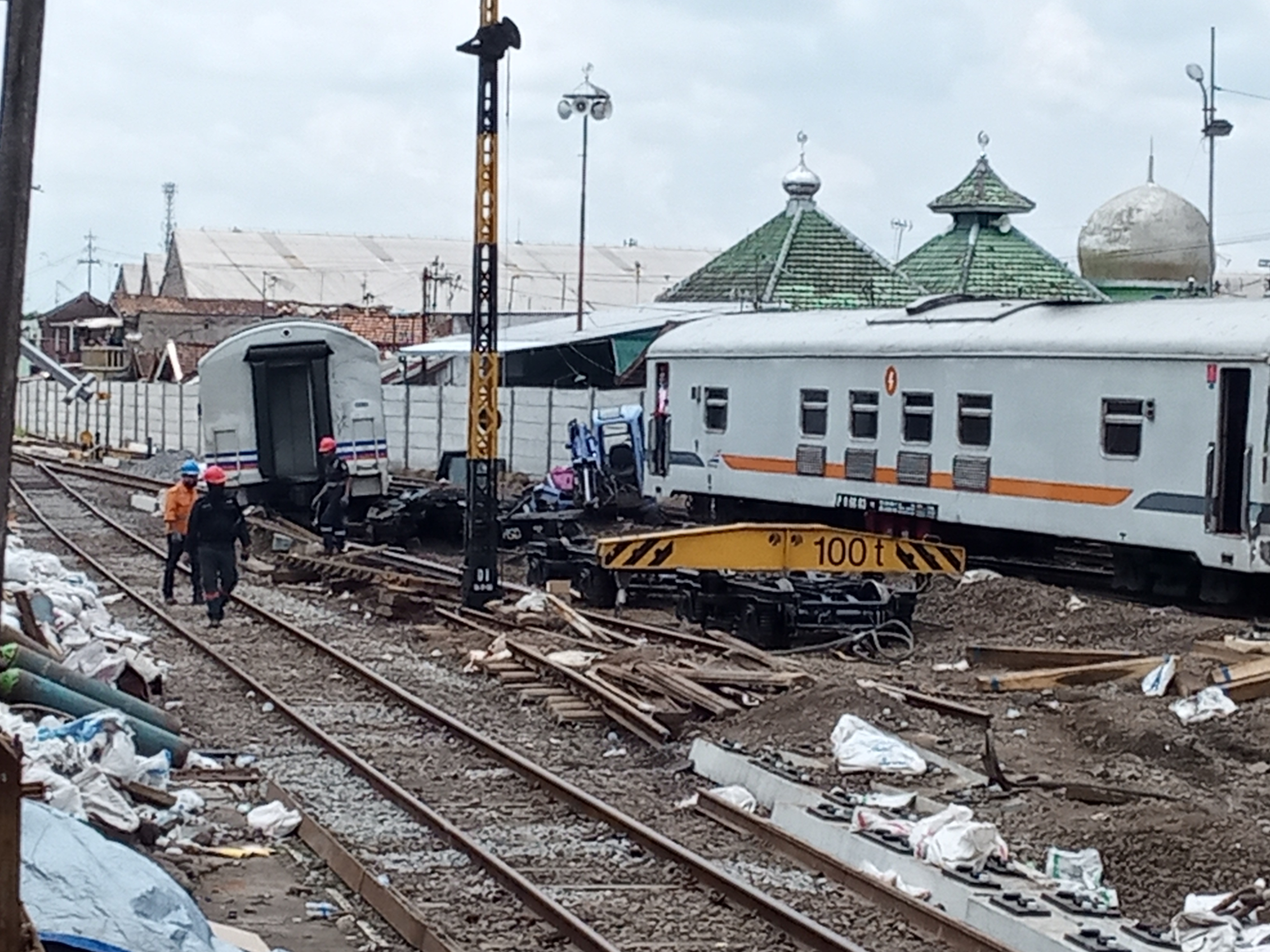 Proses evakuasi gerbong kereta api yang anjlok di Stasiun Malang Kota Lama (Foto: Lalu Theo/ngopibareng.id)