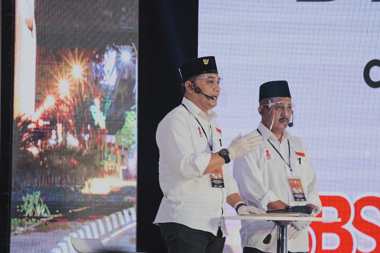 Calon Walikota dan Wakil Walikota Surabaya nomor urut 1, Eri Cahyadi-Armuji ketika debat cawali tahap II, Rabu 18 November 2020. (Foto: PDI Perjuangan)
