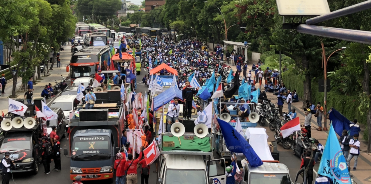 Ribuan buruh di Jatim memblokade Jalan Basuki Rahmat. (Foto: Andhi Dwi/Ngopibareng.id)