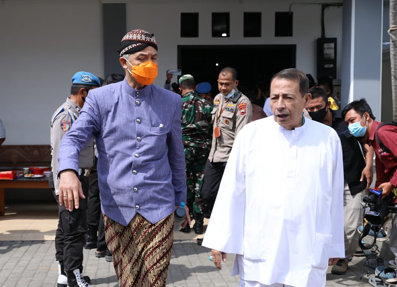 Gubernur Jawa Tengah Ganjar Pranowo saat bersama dengan Habib Luthfi bin Yahya di Pekalongan, 19 November 2020. (Foto: Istimewa)