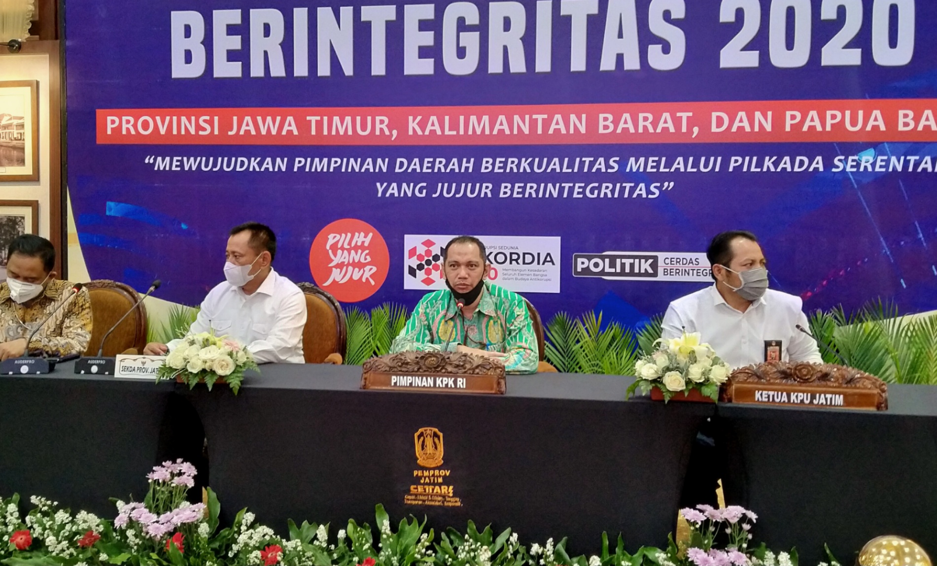 Komisioner KPK, Nurul Ghufron (tengah) menyampaikan keterangan di Gedung Negara Grahadi, Surabaya, Kamis 19 November 2020. (Foto: Fariz Yarbo/Ngopibareng.id) 