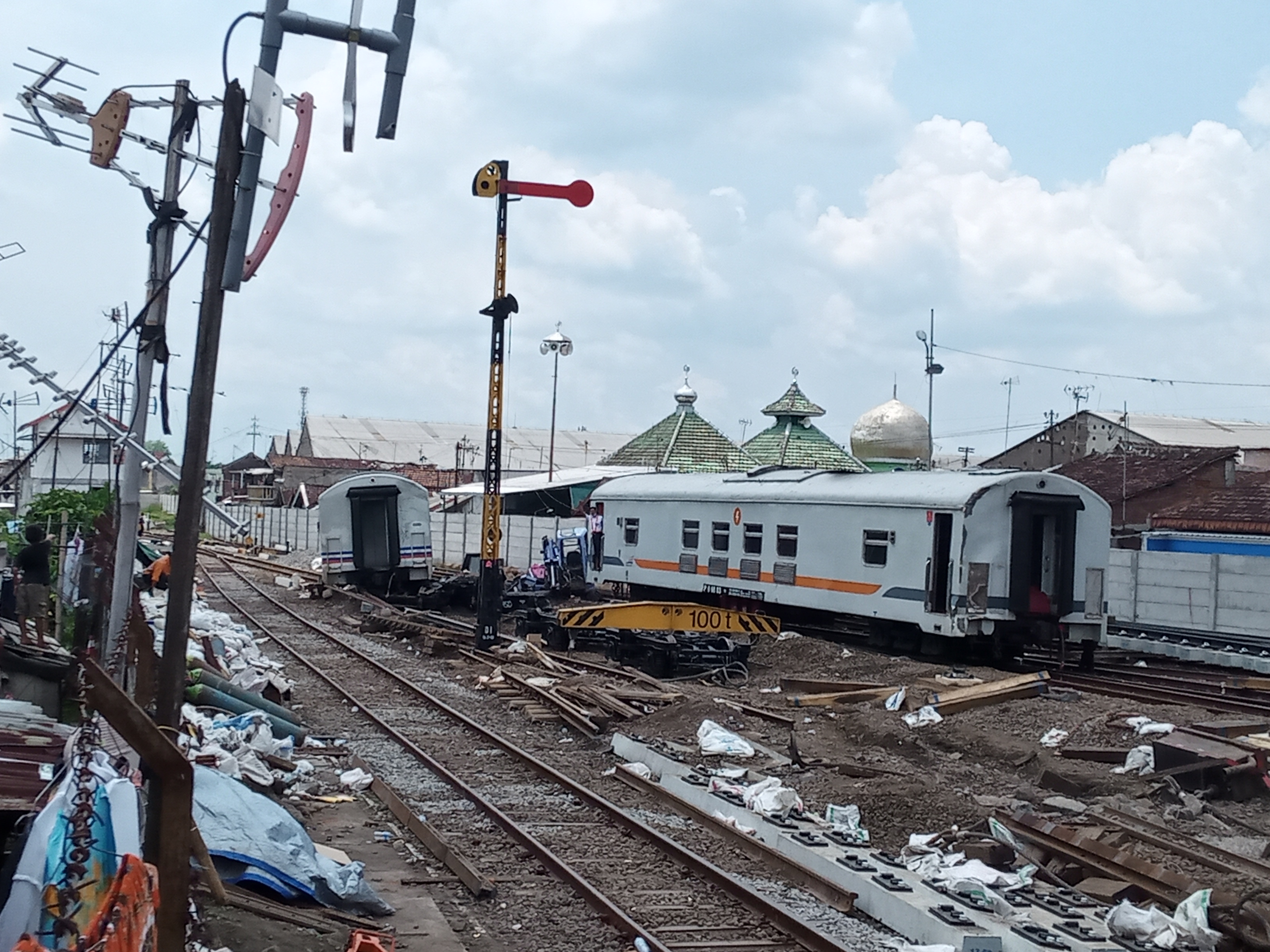 Gerbong kereta tanpa lokomotif yang anjlok di Stasiun Malang Kota Lama (Foto: Lalu Theo/Ngopibareng.id)