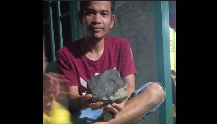 Josua Hutagalung dengan batu meteorit temuannya. (Foto: detik.com)