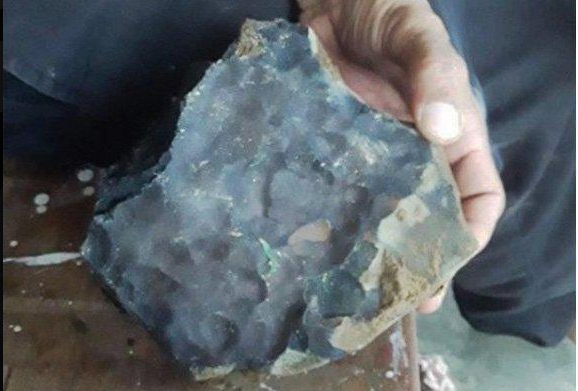 Batu meteorit yang ditemukan Joshua Hutagalung. (Foto: tribunnews)