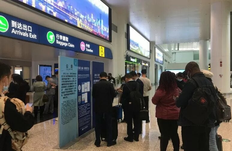Sejumlah penumpang asing tiba di Bandar Udara Internasional Tianhe, Wuhan, Provinsi Hubei, China. (Foto: Ant)