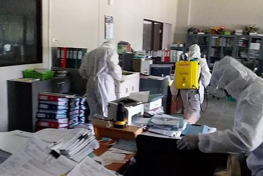 Ruangan dosen dan karyawan Fakultas Ilmu Budaya disemprot desinfektan. (Foto: Dok TTDKB)