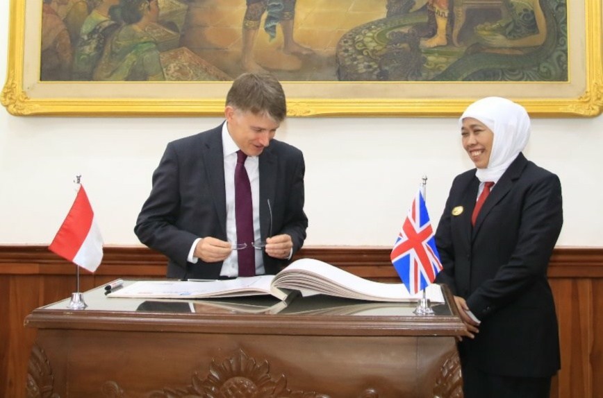  Dubes Inggris untuk Indonesia dan Timor Leste, Owen Jenkins, saat bersama Gubernur Jawa Timur Khofifah Indar Parawansa. (Foto: dok/Ngopibareng.id) 
