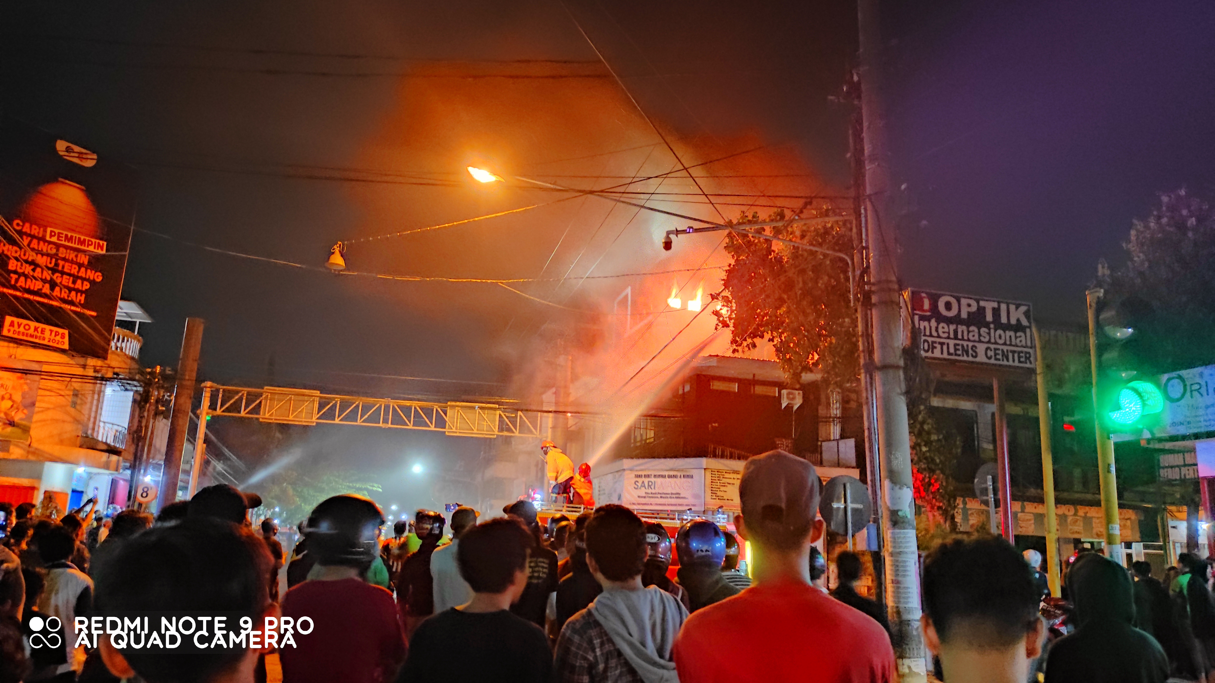 Kerumunan massa melihat kebakaran toko minyak wangi di Jalan Hos Cokroaminoto, Kediri, pada Kamis 19 November 2020 malam. (Foto: Fendhy Plesmana/Ngopibareng.id) 