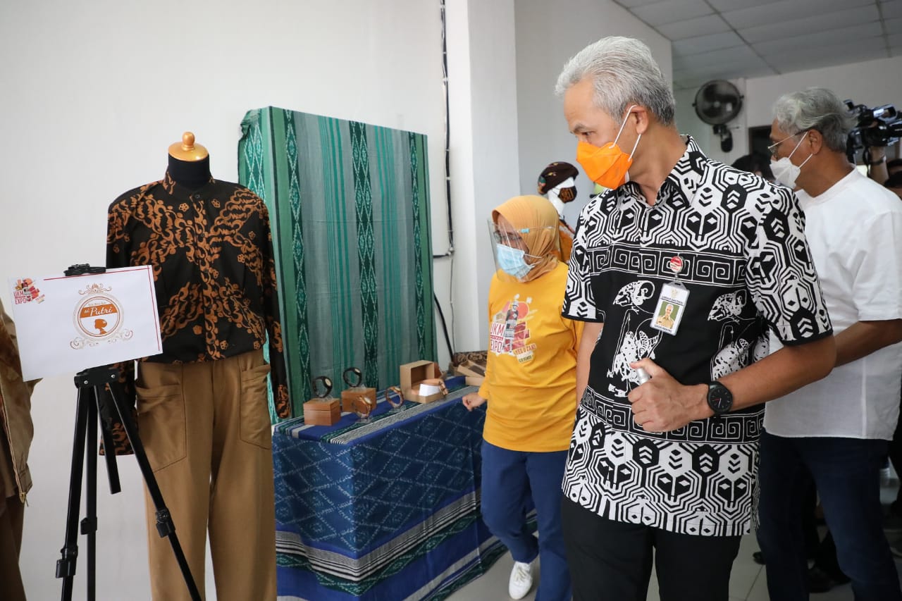 Gubernur Ganjar meninjau salah satu stan batik. (Foto: Dok Humas)